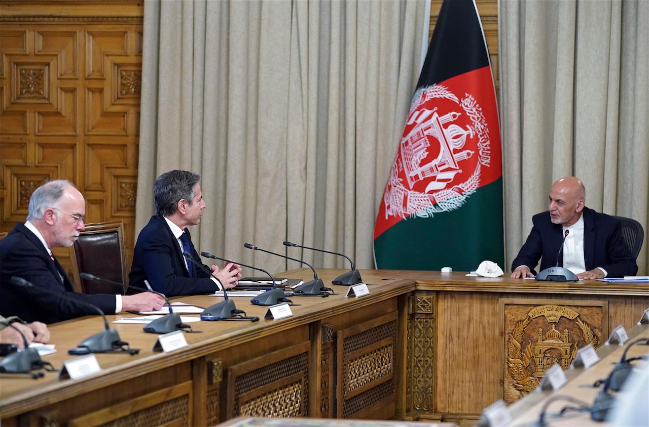 Afghan President Ashraf Ghani (right) meets with US Secretary of State Antony Blinken (second left) and their delegations, at the presidential palace in Kabul, Afghanistan, April 15. Photo: AP