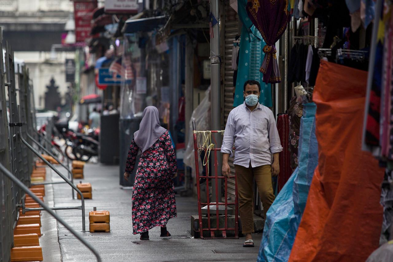 Pedestrians wearing face masks make their way through Jalan Tuanku Abdul Rahman in Kuala Lumpur, April 15. Photo: Bernama