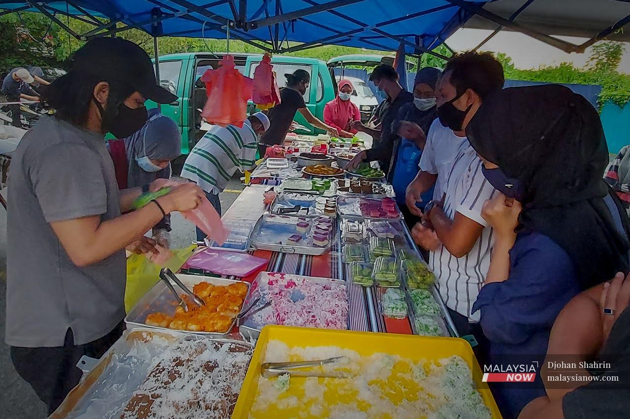 Pelanggan bazar Ramadan perlu mematuhi SOP ketika membeli-belah juadah berbuka demi membendung Covid-19.