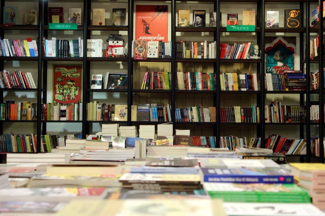 Kedai buku Gerakbudaya  menjual dan menerbitkan buku-buku alternatif di Petaling Jaya.