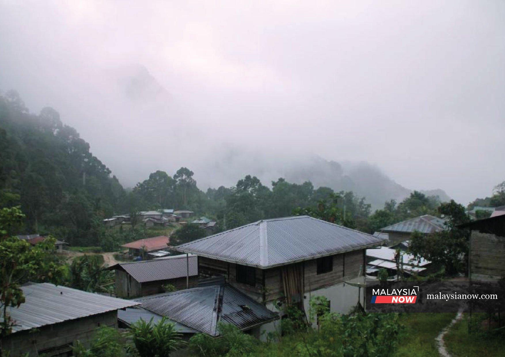 Suasana perumahan di kawasan berbukit Kampung Sapit, Padawan, sebuah daerah pedalaman Kuching. Pendekatan berbeza perlu diketengahkan dalam menyampaikan maklumat mengenai pandemik Covid-19 di kawasan pedalaman berbeza dari kawasan bandar.