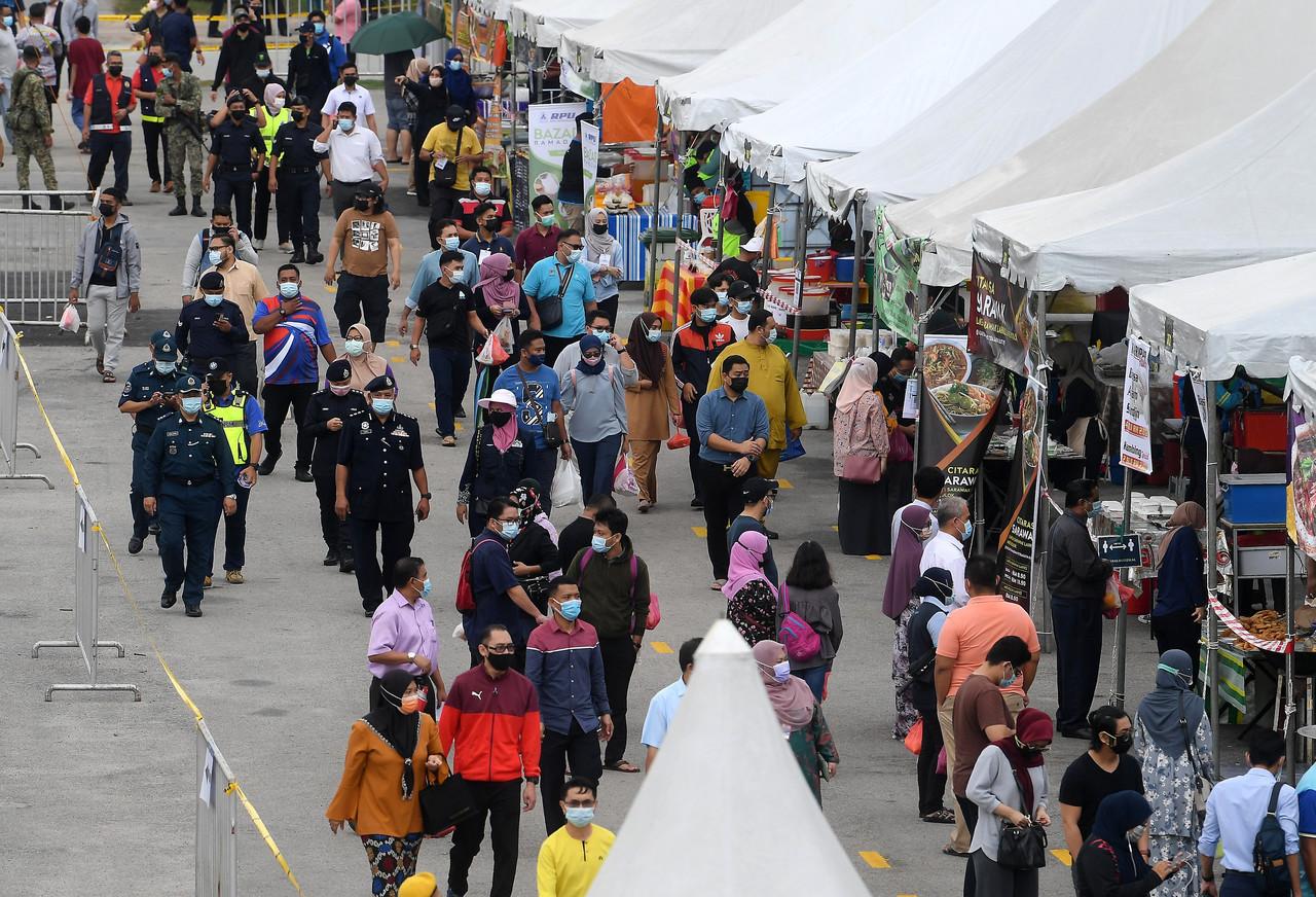 Police and members of the armed forces monitor the situation at the Ramadan bazaar in Presint 3, Putrajaya. Photo: Bernama