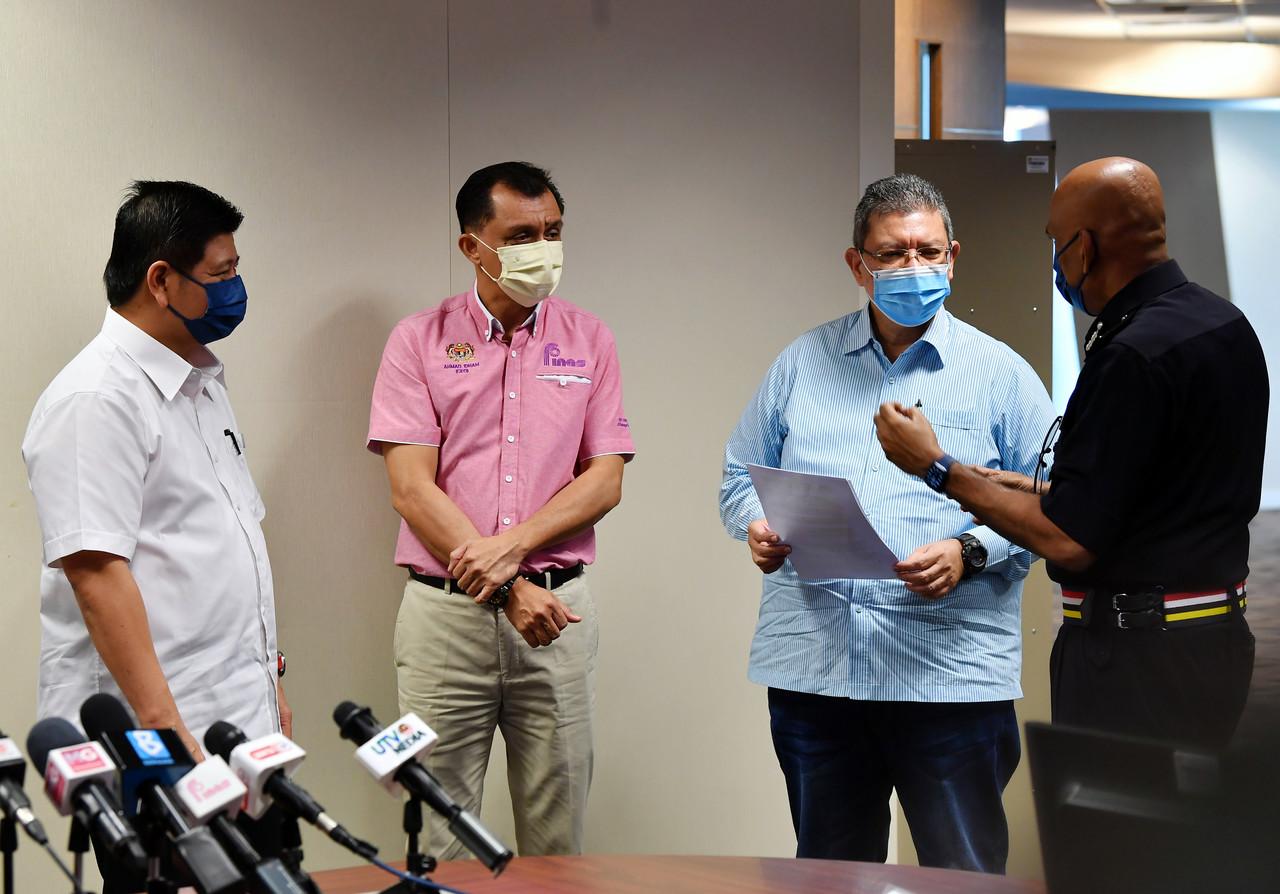 Menteri Komunikasi dan Multimedia Saifuddin Abdullah (dua, kanan) berbincang bersama (dari kiri) Pengerusi Suruhanjaya Komunikasi dan Multimedia Malaysia (SKMM) Fadhlullah Suhaimi Abdul Malek, Ketua Pegawai Eksekutif Perbadanan Kemajuan Filem Nasional Malaysia (Finas) Ahmad Idham Ahmad Nadzri dan Timbalan Pengarah (Risikan Operasi) Jabatan Siasatan Jenayah Bukit Aman Dev Kumar selepas sidang media. Gambar: Bernama