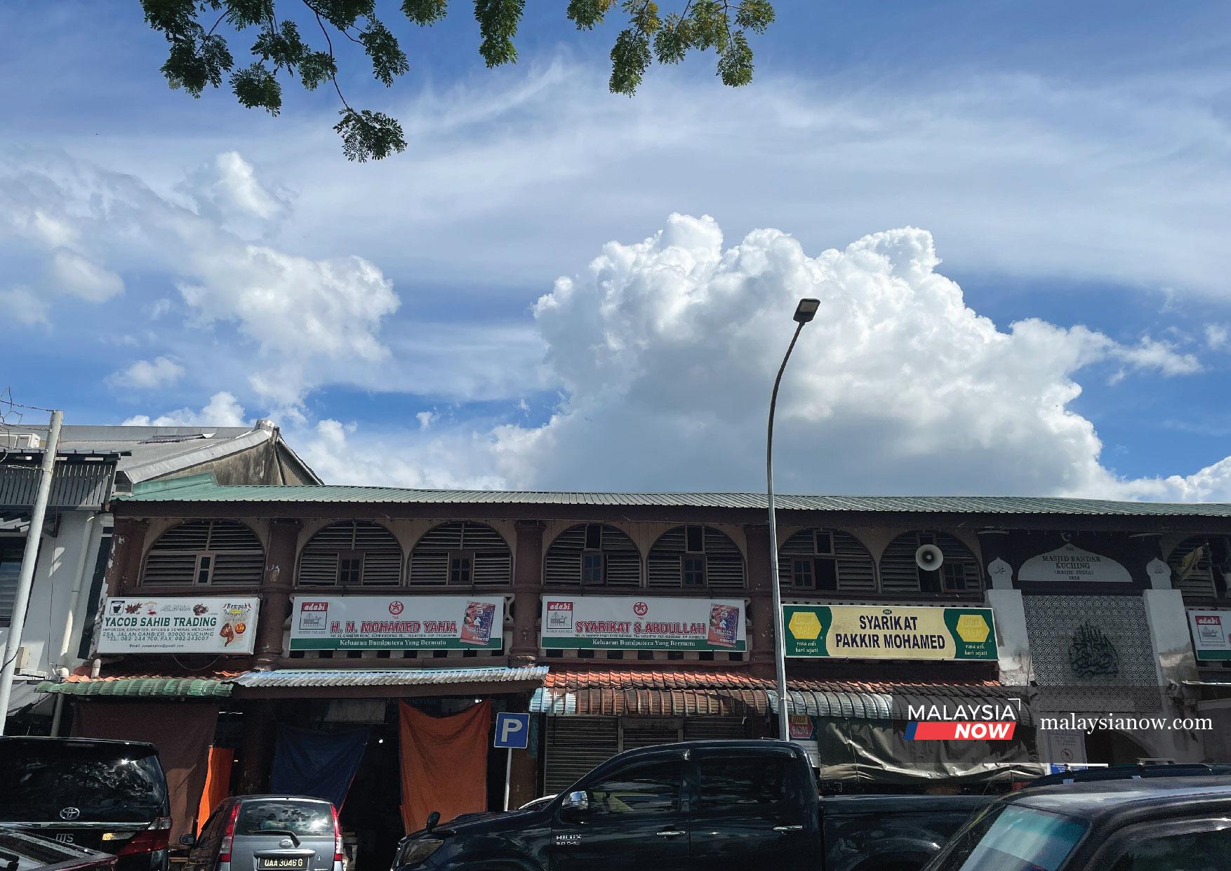 Deretan kedai yang menjual rempah ratus di Jalan Gambir, Sarawak.