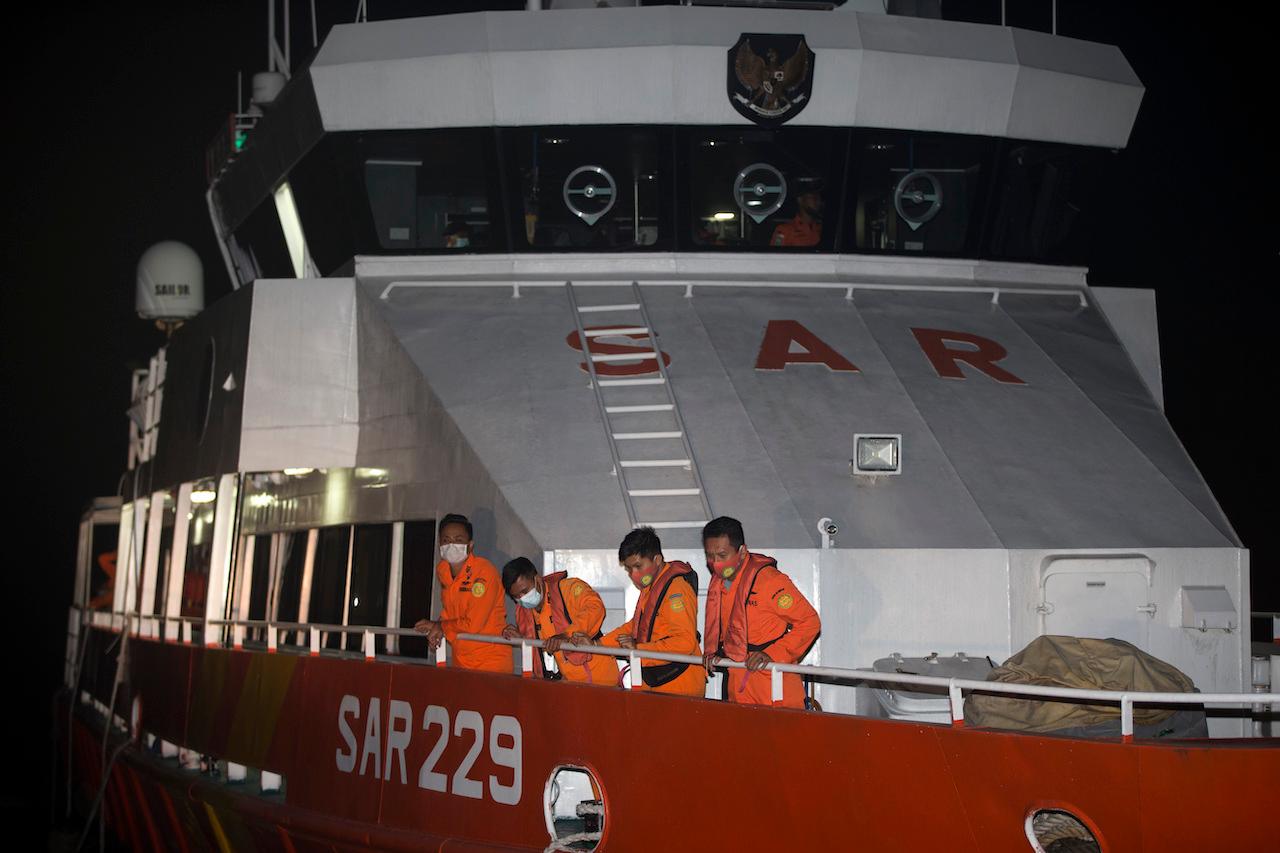 Members of the National Search and Rescue Agency prepare for a search mission for the Indonesian Navy submarine KRI Nanggala at Benoa harbour in Bali, Indonesia, April 21. Photo: AP