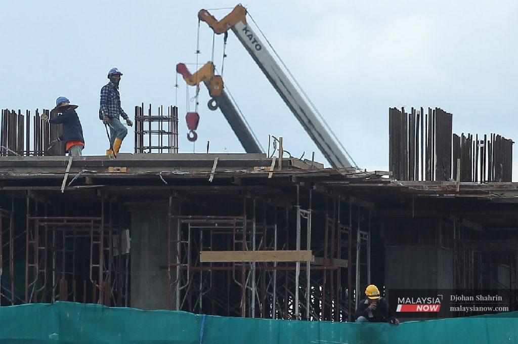 Pekerja asing di sebuah tapak bina. Majikan menghadapi kesukaran untuk mendapatkan warga tempatan yang sanggup bekerja dalam industri 3D (dirty, difficult, dangerous).