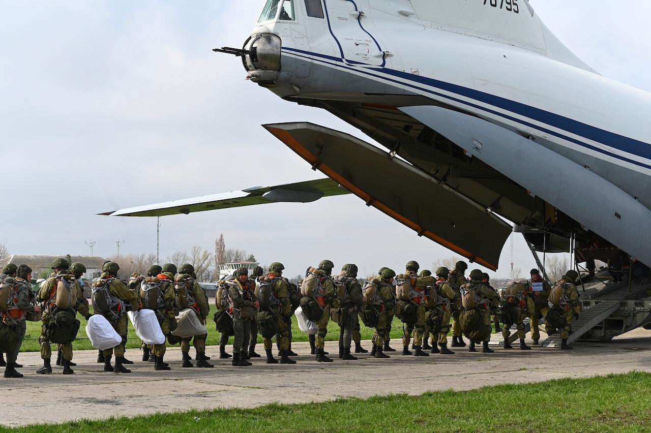 Russian paratroopers board a plane for airborne drills in Taganrog, Russia, April 22. Russia's defence minister has ordered troops back to their permanent bases following massive drills amid tensions with Ukraine. Photo: AP