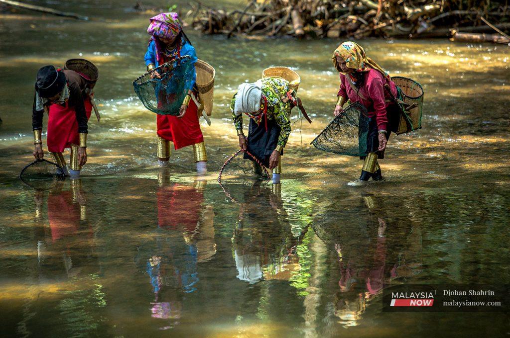 Keturunan Bidayuh Biatah yang masih memakai ruyang dan rusung ketika menangkap ikan. Penduduk pedalaman di Sarawak sukar dihubungi dan perlu bergantung dengan pejabat daerah bagi mengetahui jadual suntikan vaksin mereka ketika ini.