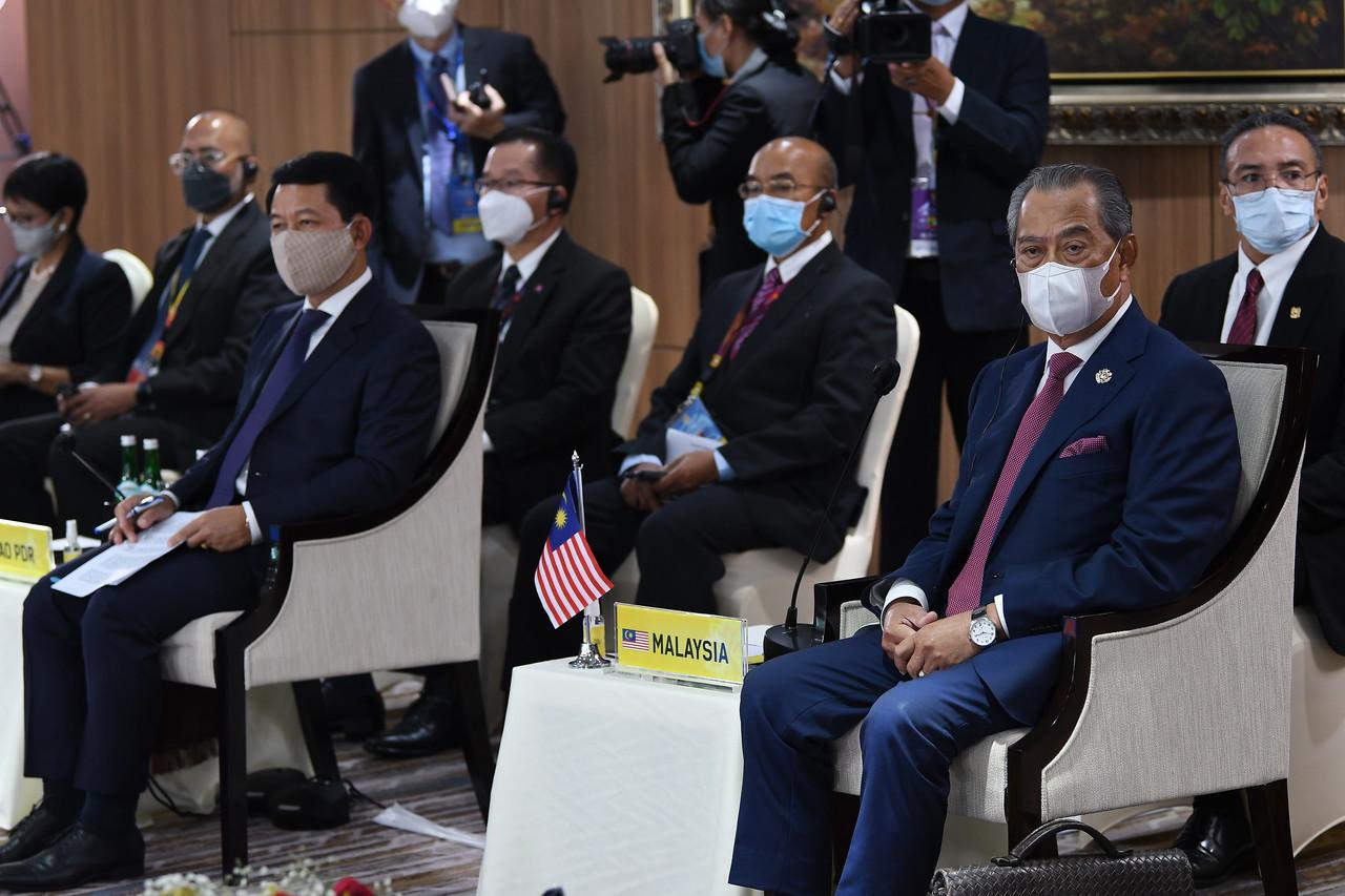 Perdana Menteri Malaysia Muhyiddin Yassin hadir pada pertemuan Khas Pemimpin-pemimpin Asean berhubung krisis di Myanmar, dipengerusikan Sultan Brunei Sultan Hassanal Bolkiah di Sekretariat Asean semalam. Gambar: Bernama