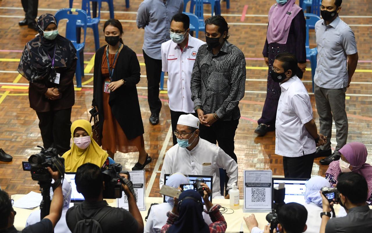 Minister Khairy Jamaluddin visits the vaccination centre at the Sultan Abdul Halim Indoor Stadium in Alor Setar today. Photo: Bernama