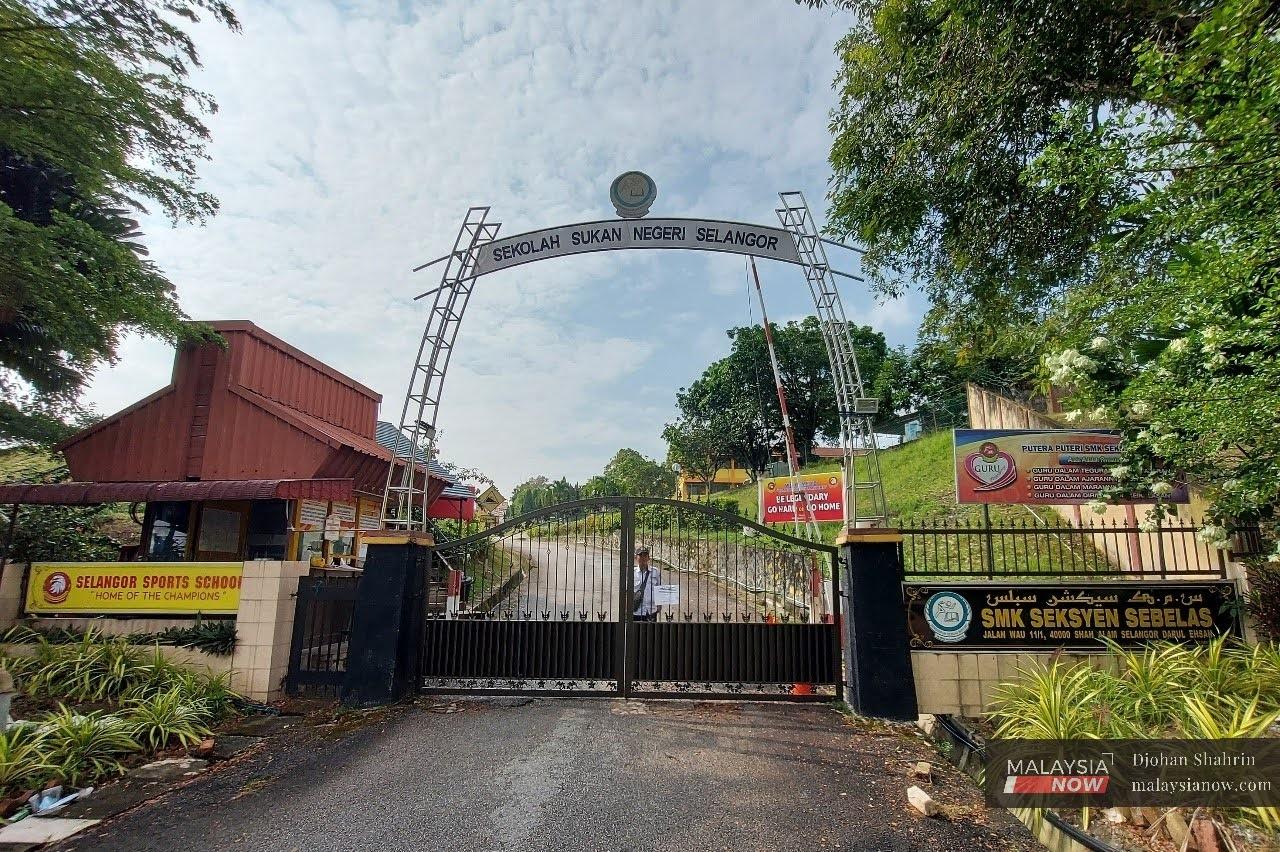 Sekolah berasrama penuh SMK Seksyen 11, Shah Alam, Selangor, kini dikuarantin melibatkan kira-kira 300 pelajar dan guru.