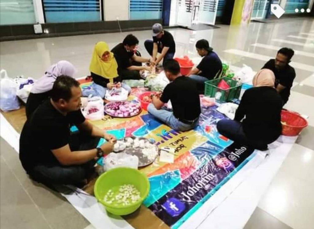 A picture allegedly showing RTM staff preparing for a buka puasa event today which has been making the rounds on social media.