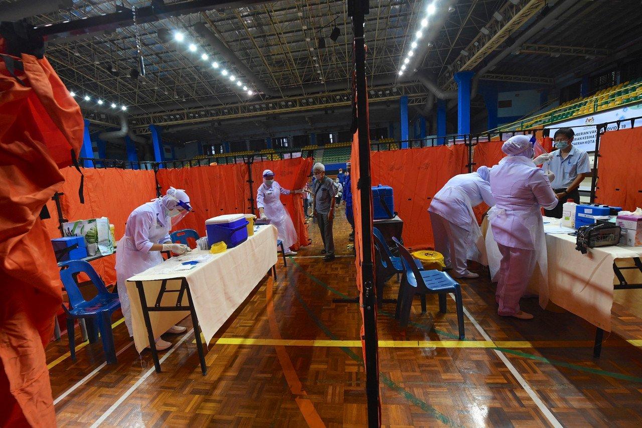 Health workers prepare to administer vaccines at the Sultan Abdul Halim stadium in Alor Setar, Kedah. Photo: Bernama