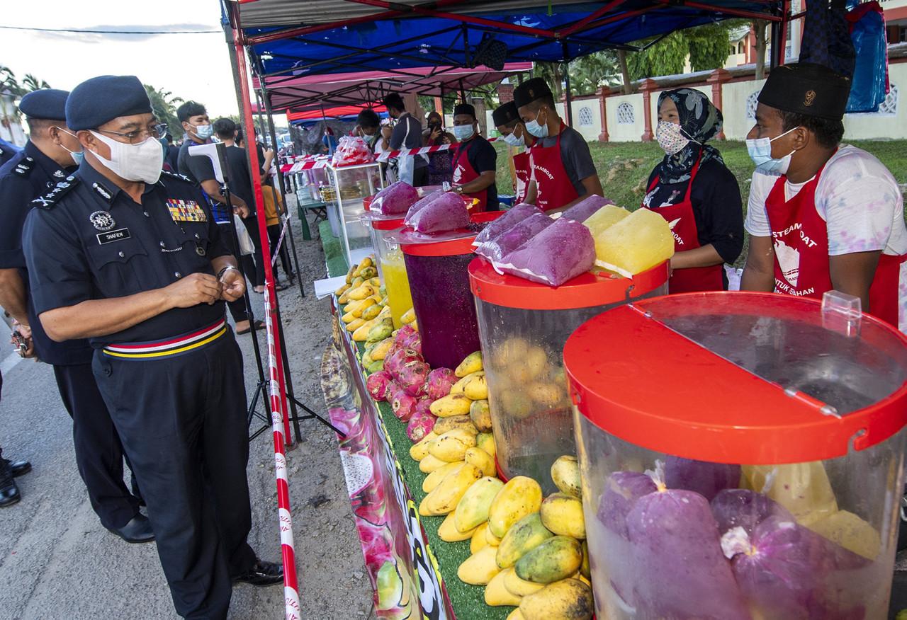 Ketua Polis Kelantan Shafien Mamat (kiri) membuat tinjauan pada Ops Pematuhan prosedur operasi standard (SOP) Perintah Kawalan Pergerakan (PKP) di sekitar daerah Kota Bharu baru-baru ini. Gambar: Bernama