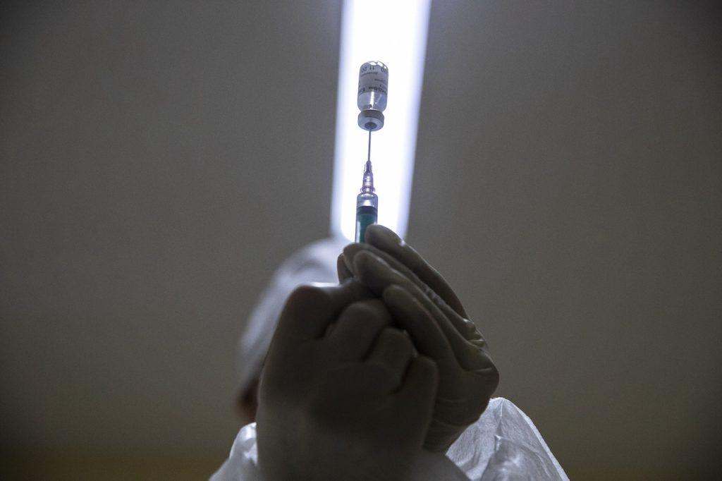 A medical worker prepares a shot of Russia's Sputnik V coronavirus vaccine in Moscow, Russia, Dec 30, 2020. Photo: AP