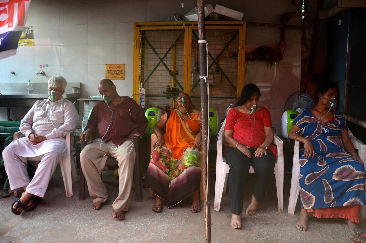 Covid-19 patients receive oxygen outside a gurdwara, a Sikh house of worship, in New Delhi, India, May 1. Photo: AP