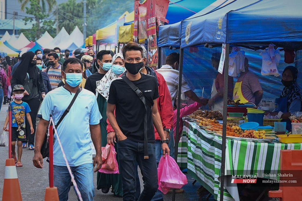 Bazar Ramadan yang penuh dengan kerumunan orang ramai mungkin dilarang selepas peningkatan kes Covid-19 dalam negara. Selangor mencatat angka tertinggi kes harian sebanyak 1,200 disusuli Sarawak (587), Kelantan (400), dan Johor (213).