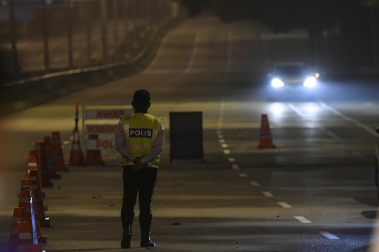 Police monitor a road block at Lebuh Sentosa Presint 7 heading towards the Maju Expressway in Putrajaya. Photo: Bernama