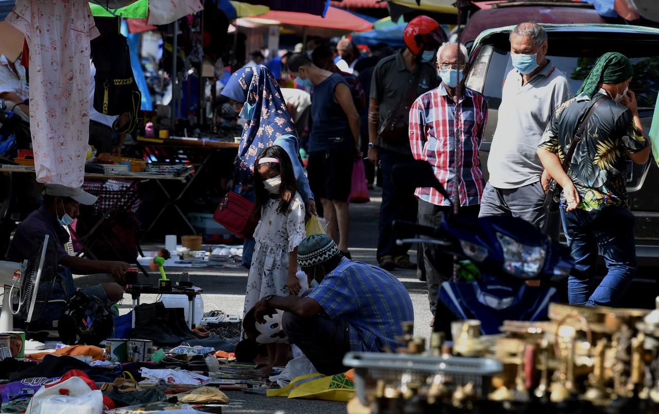 Customers and vendors wearing face masks throng a market in George Town, Penang. Photo: Bernama