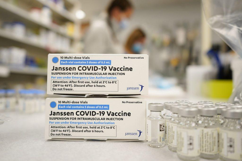 Seperti AstraZeneca, vaksin Johnson & Johnson turut dilaporkan memiliki kesan sampingan pembekuan darah terhadap penerimanya. Gambar: AP