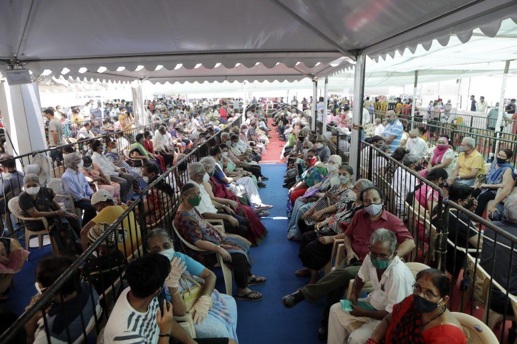 Krisis Covid-19 di India semakin buruk ketika sistem hospital dan pusat kesihatannya mengalami kekurangan kelengkapan bagi menghadapi kes jangkitan yang melonjak secara drastik. Gambar: AP