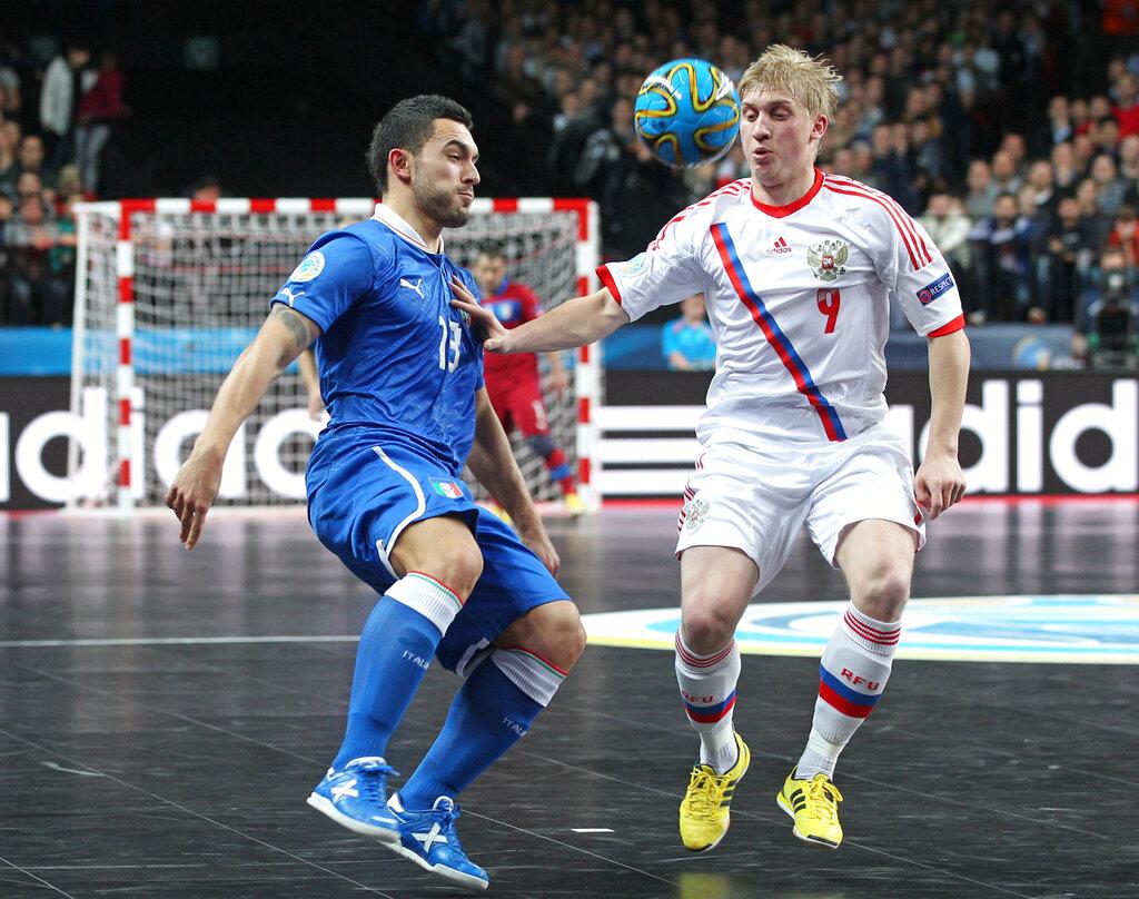Futsal adalah bola sepak versi lima pemain di gelanggang dalaman yang lebih kecil dan ukurannya mirip gelanggang bola keranjang. Gambar: AP