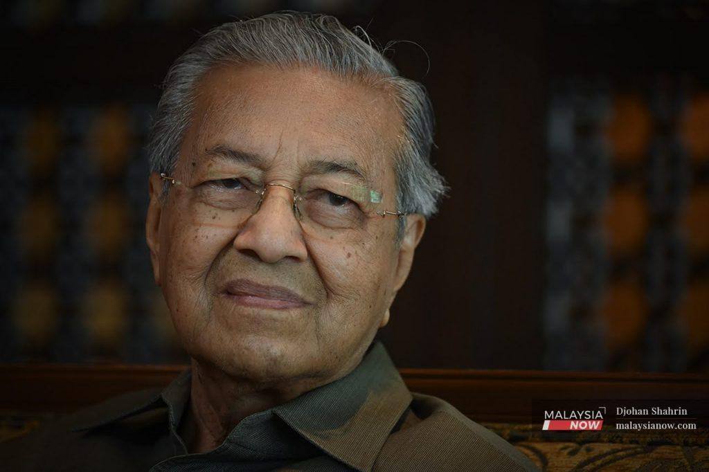 Dr Mahathir berkata untuk menjalankan PRU15 pada tahun ini, pertimbangan serius perlu mengambil kira situasi pandemik Covid-19 yang semakin meningkat dan mengakibatkan penularan jangkitan lebih dahsyat jika sebarang bentuk pilihan raya diadakan.