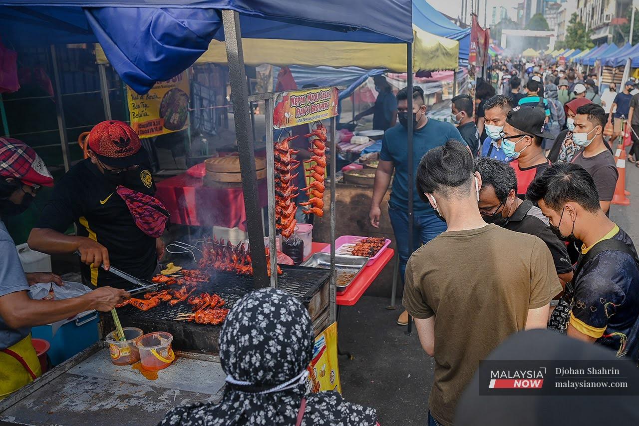 Peningkatan kes di Selangor yang drastik menyebabkan kerajaan tidak membenarkan bazar Ramadan beroperasi di seluruh negeri Selangor sepanjang pelaksanaan perintah kawalan pergerakan (PKP) selama 14 hari mulai Sabtu.