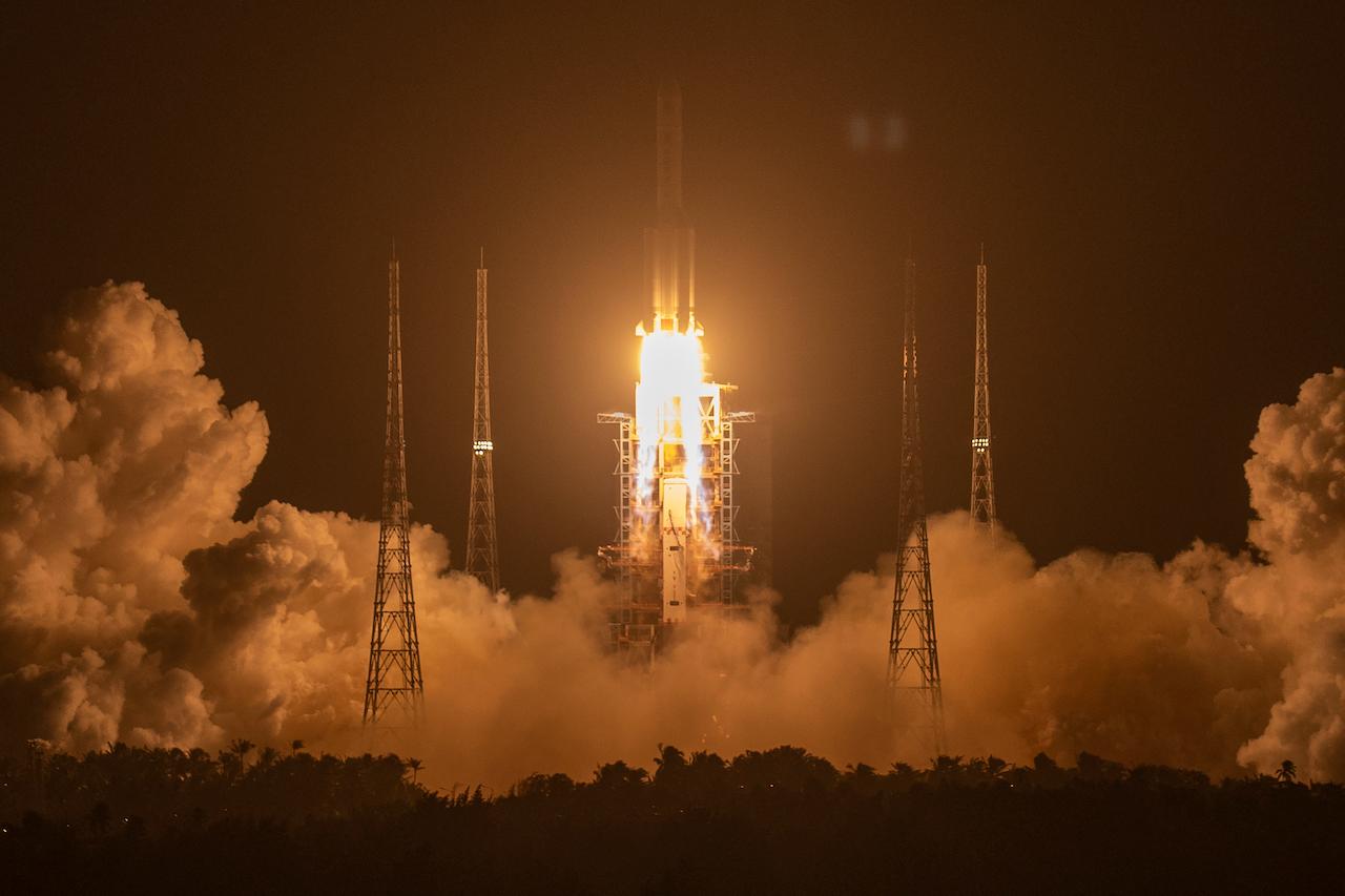A Long March-5 rocket carrying the Chang'e 5 lunar mission lifts off at the Wenchang Space Launch Center in Wenchang in southern China's Hainan province, Nov 24, 2020. Photo: AP
