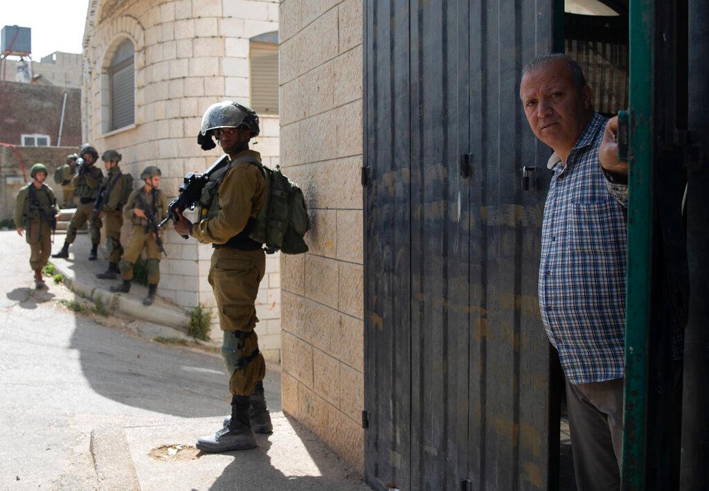 Tentera Israel melakukan pemeriksaan di sekitar Nablus, Tebing Barat. Gambar: AP