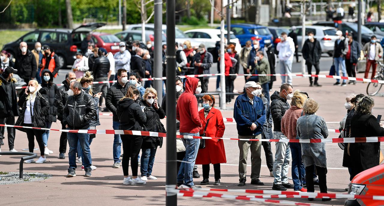 Hundreds of people wait in lines to receive the Moderna vaccine at a mobile vaccination centre in Chorweiler in Cologne, Germany, May 3. Photo: AP