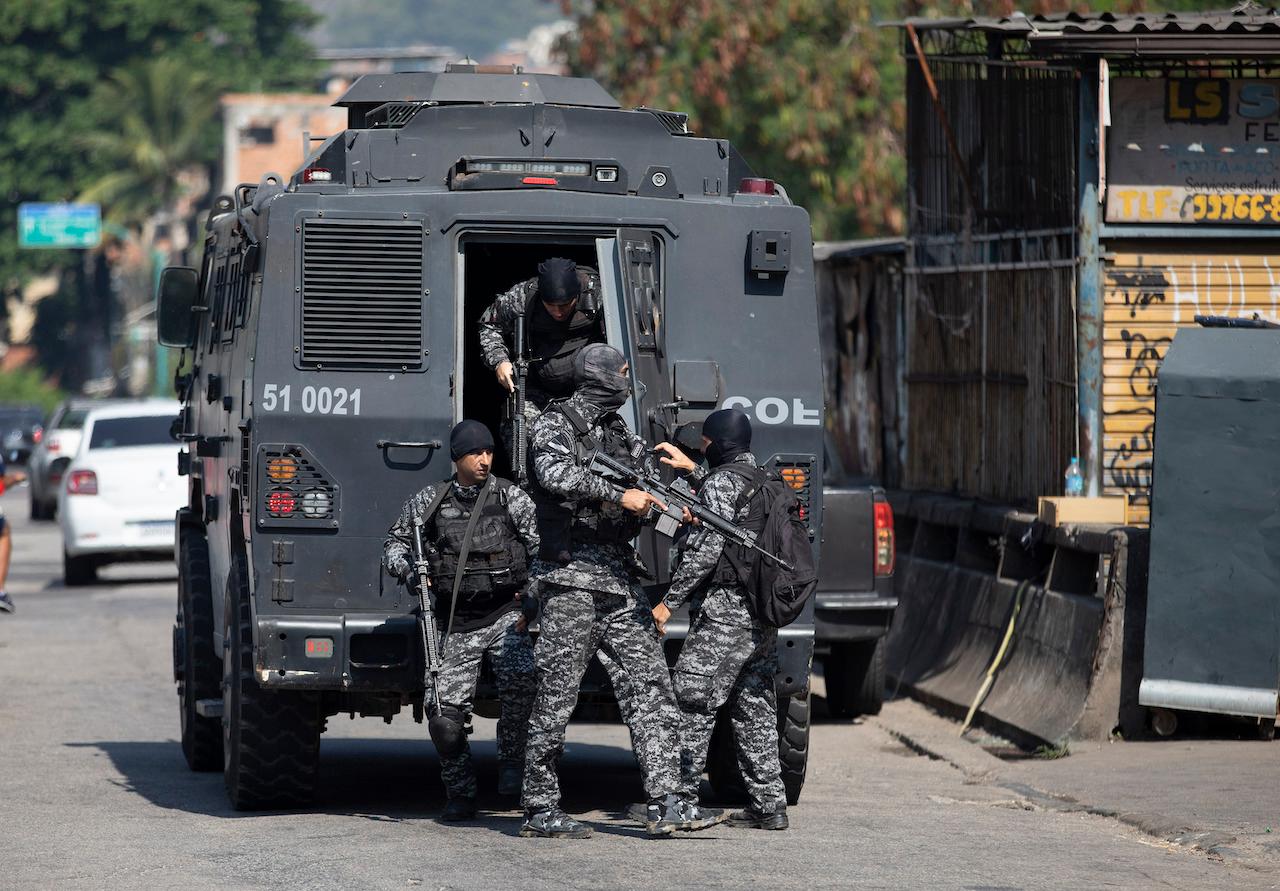 Police get out of an armoured vehicle during an operation against alleged drug traffickers in the Jacarezinho favela of Rio de Janeiro, Brazil, May 6. Photo: AP