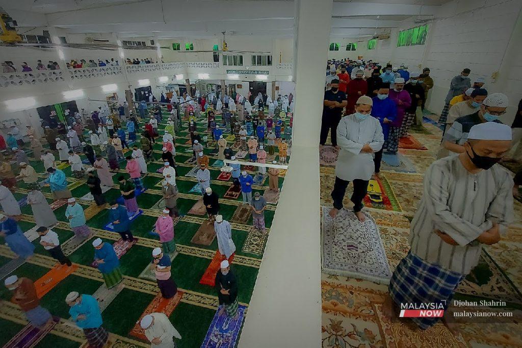 Masjid dan surau di Negeri Sembilan dibenarkan untuk melaksanakan takbir raya namun ia terhad kepada jumlah jemaah mengikut kapasiti ruang solat, bagaimanapun takdir dari rumah ke rumah tidak dibenarkan.