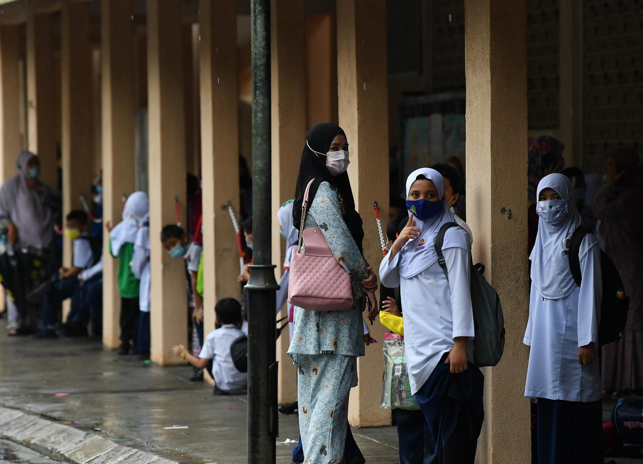 Students leaving primary school will no longer have to take the Ujian Pencapaian Sekolah Rendah or UPSR exam. Photo: Bernama