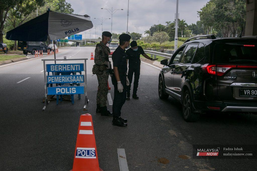 Polis memperketatkan sekatan jalan raya di sempadan-sempadan negeri yang berada di bawah status PKP.