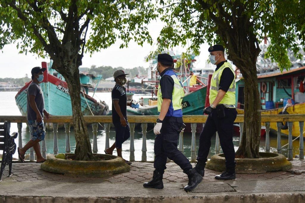 Beberapa negeri dan daerah yang diletakkan di bawah status PKP perlu mengambil langkah berjaga-jaga dan mematuhi SOP ketika musim perayaan ketika ini. Gambar: Bernama