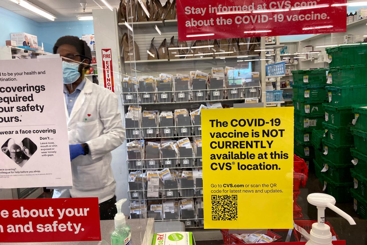 Information signs about face masks and the Covid-19 vaccine are displayed at a pharmacy in Morton Grove, Illinois, May 8. Photo: AP