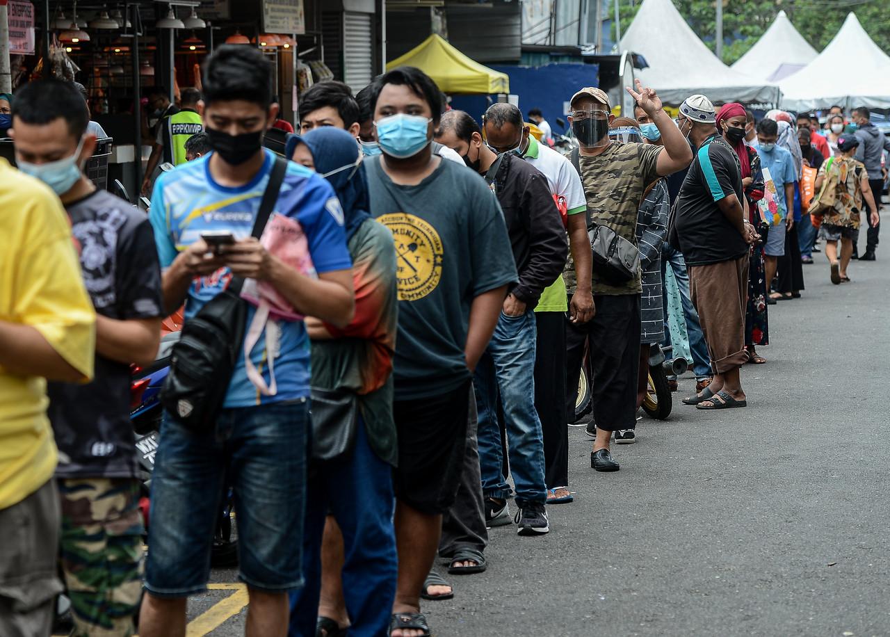 People queue to enter the wet market at Jalan Raja Bot in Kuala Lumpur ahead of the Hari Raya celebration this week. Photo: Bernama