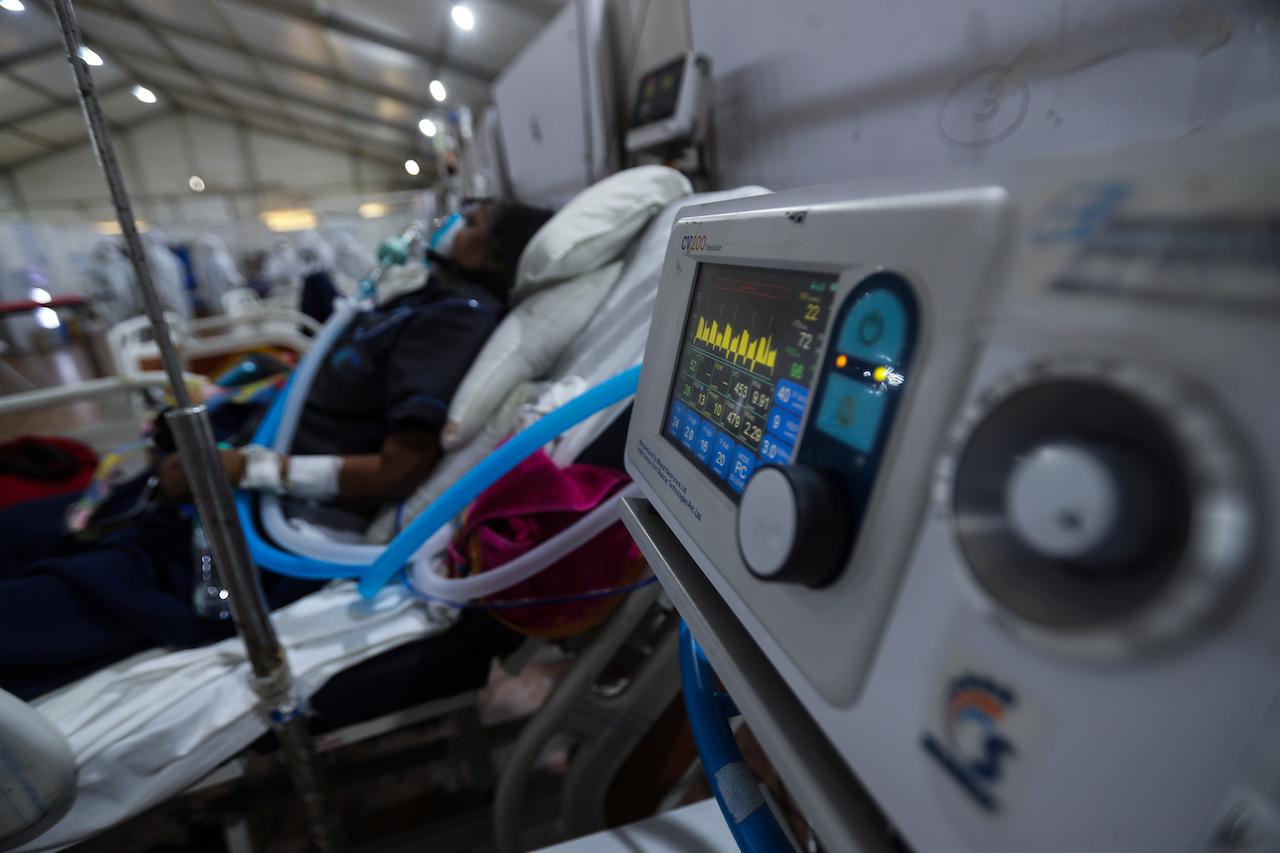 A monitor tracks a patient's parameters at the BKC jumbo field hospital, one of the largest Covid-19 facilities in Mumbai, India, May 6. Photo: AP