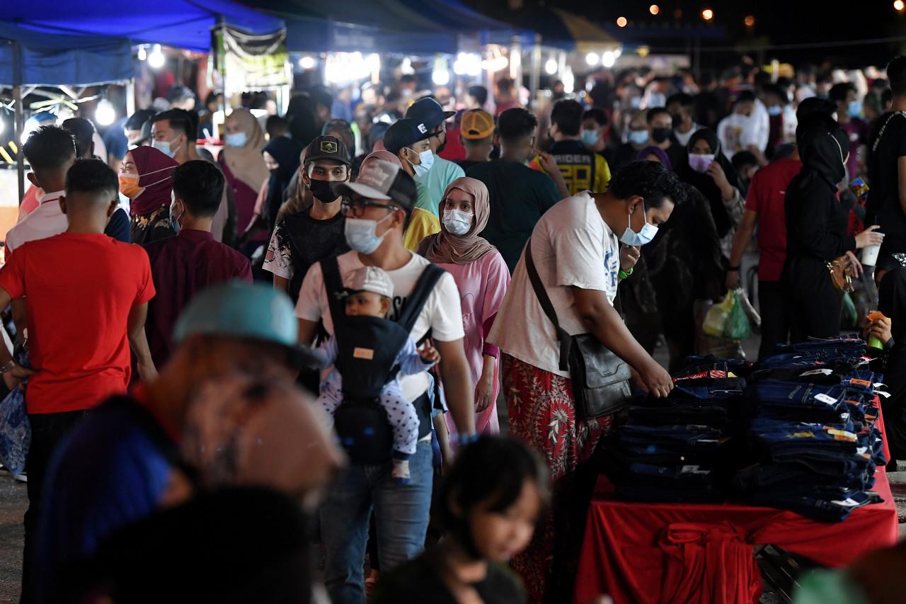 Customers do their last-minute shopping at an Aidilfitri bazaar in Kuala Terengganu, before the start of the nationwide movement control order which kicked in today. Photo: Bernama