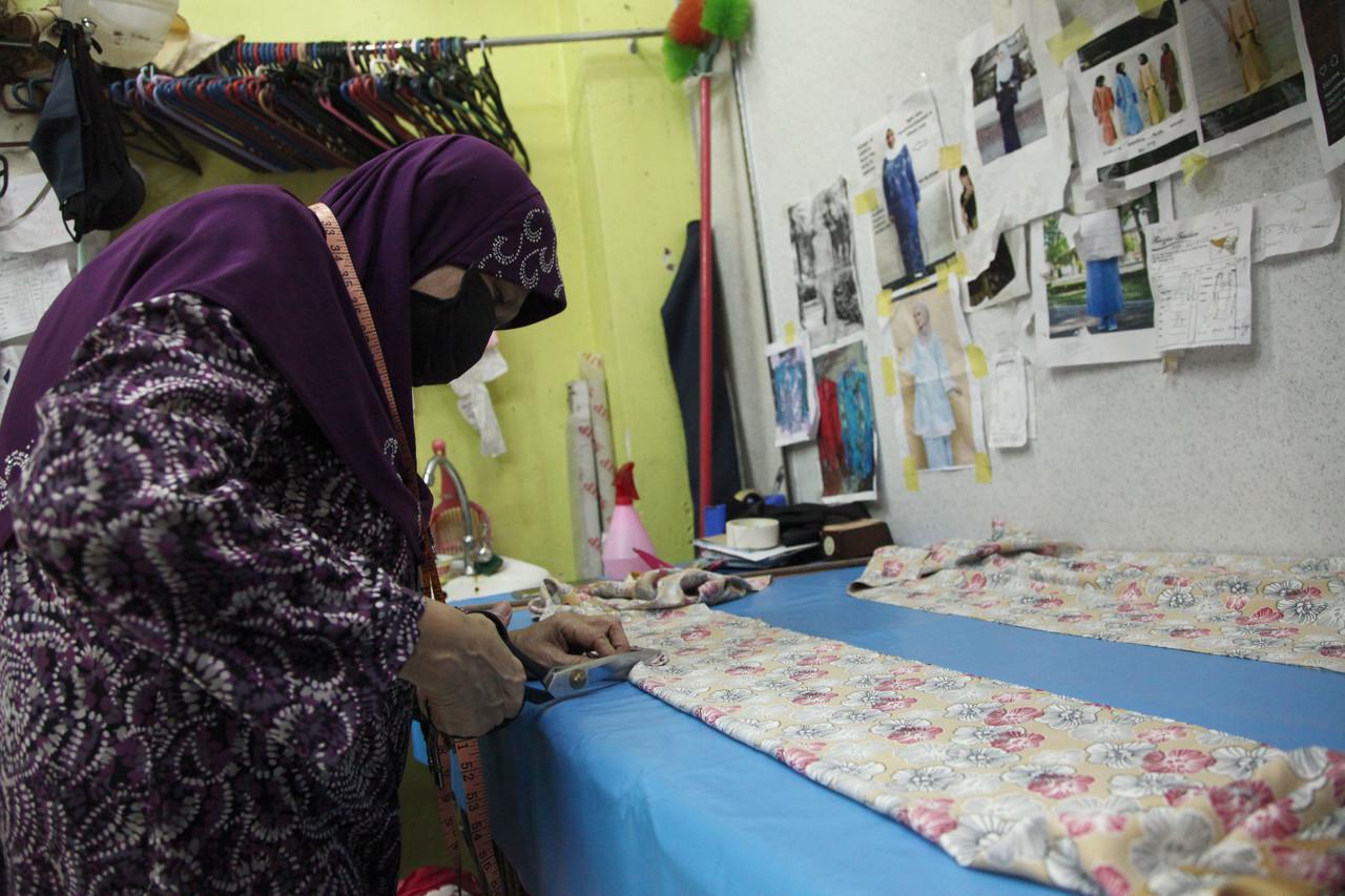 Tukang jahit sibuk menyiapkan tempahan baju raya. Pakaian tradisional menjadi pilihan ramai untuk diperagakan ketika Hari Raya Aidilfitri. Gambar: Bernama