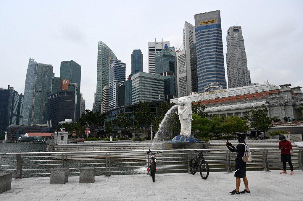 Sehingga tengah hari semalam, kes di Singapura berjumlah 61,453 dan 11 kluster. Peningkatan kes menyebabkan kerajaan meningkatkan sekatan bagi membendung Covid-19 di Singapura. Gambar: AFP