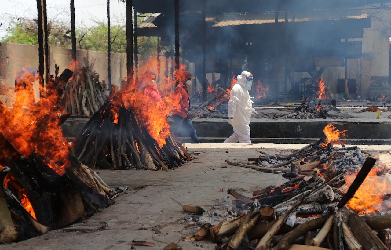 Multiple funeral pyres of people who died of Covid-19 burn at the Ghazipur crematorium in New Delhi, India, May 13. Photo: AP