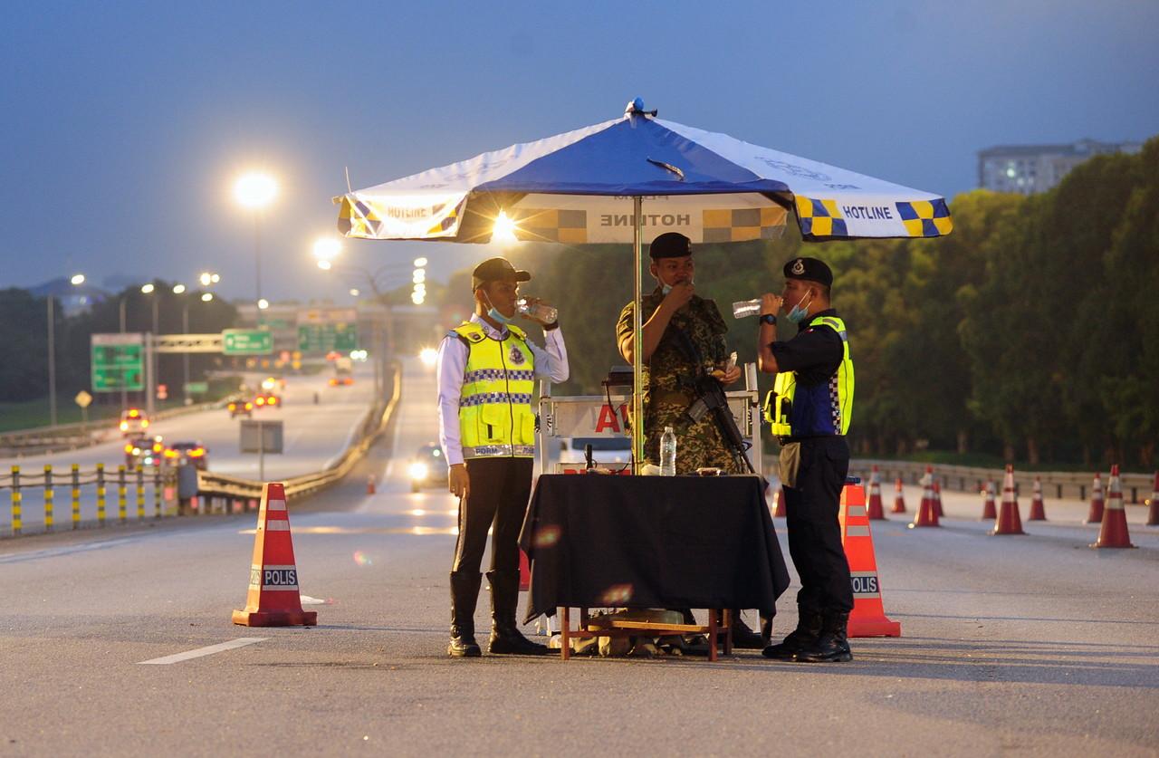 Police and armed forces personnel at a roadblock at Plaza Bukit Raja in Shah Alam during the third instalment of movement control order or MCO 3.0. Photo: Bernama