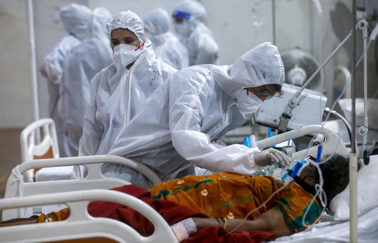 A health worker adjusts the oxygen mask of a patient at the BKC jumbo field hospital, one of the largest Covid-19 facilities in Mumbai, India, May 6. Photo: AP