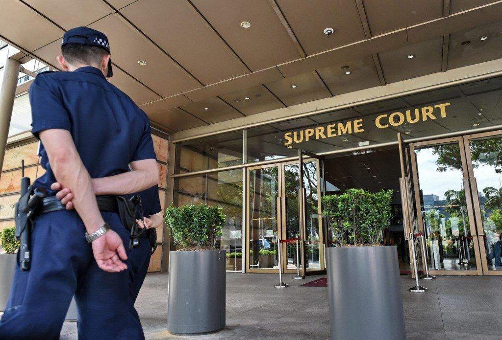 Polis berkawal di hadapan Mahkamah Tinggi Singapura. Lawyers for Liberty berkata peguam hak asasi manusia M Ravi 'sering diganggu' pihak berkuasa Singapore ekoran tugasnya sebagai peguam pesalah hukuman mati berkaitan dadah.
