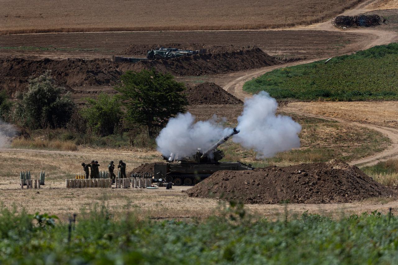 An Israeli artillery unit fires toward targets in the Gaza Strip, at the Israeli Gaza border, May 18. Photo: AP