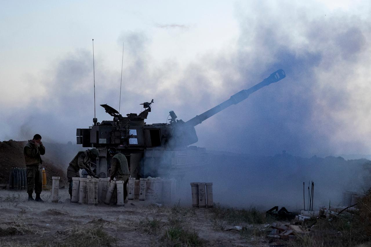 An Israeli artillery unit fires toward targets in Gaza Strip, at the Israeli Gaza border, May 18. Photo: AP