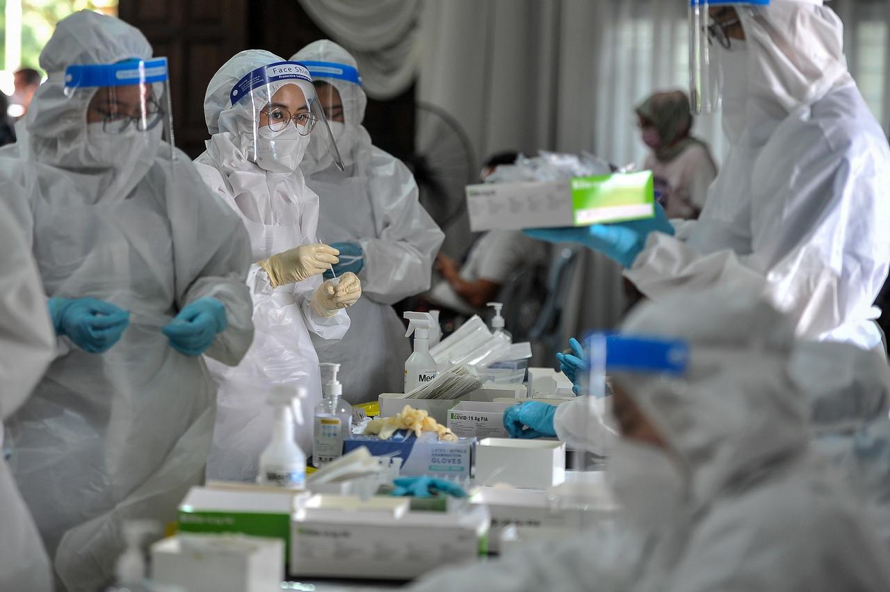 Health workers test swab samples for Covid-19 at a community screening for the virus in Selayang, Selangor. Photo: Bernama