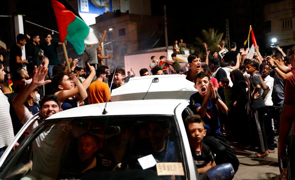 Rakyat Palestin meraikan pengumuman gencatan senjata Israel dan Hamas awal pagi tadi. Gambar: AP